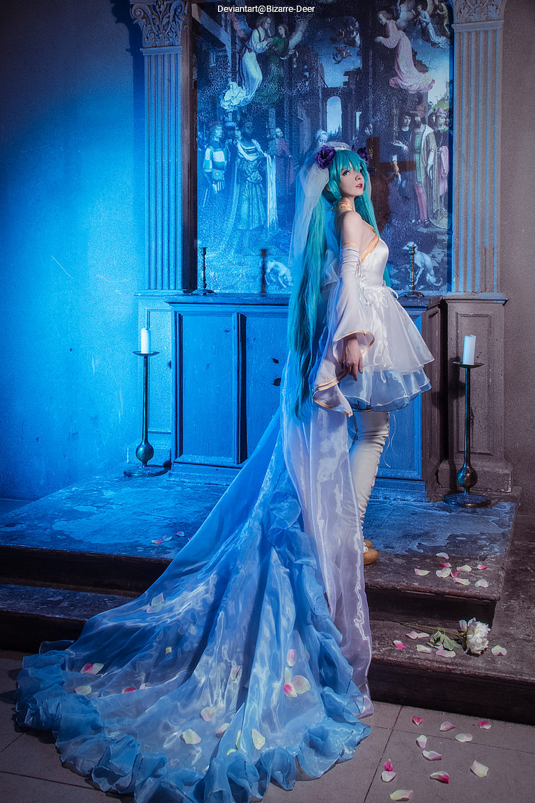 Vocaloid - Hatsune Miku (Demons Wedding) (Bride) Cosplay full body portrait