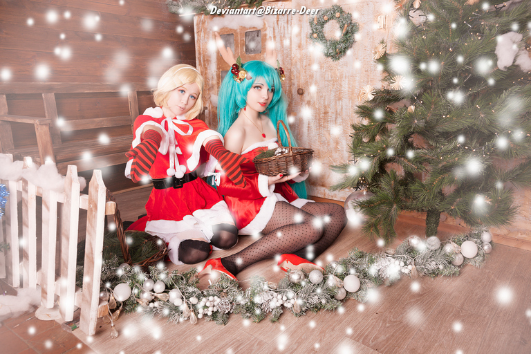 Vocaloid - Hatsune Miku & Kagamine Rin (Christmas) Cosplay character recreation portrait