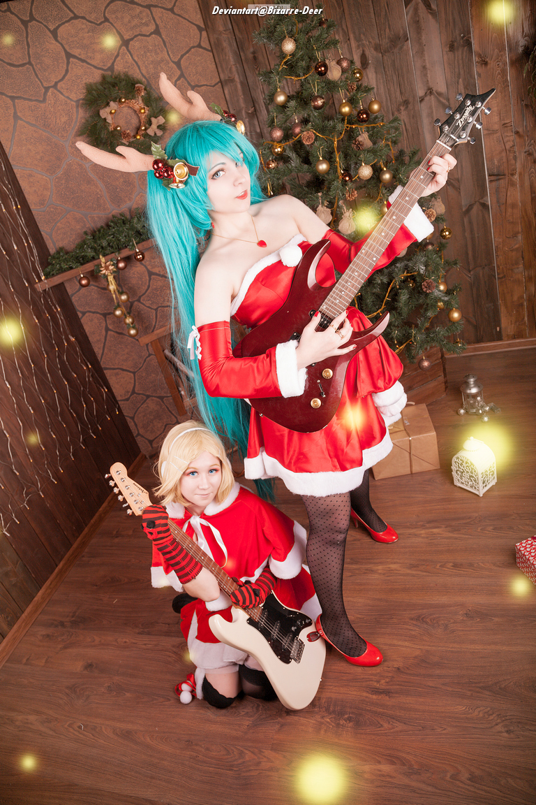 Vocaloid - Hatsune Miku & Kagamine Rin (Christmas) Cosplay full body character photo