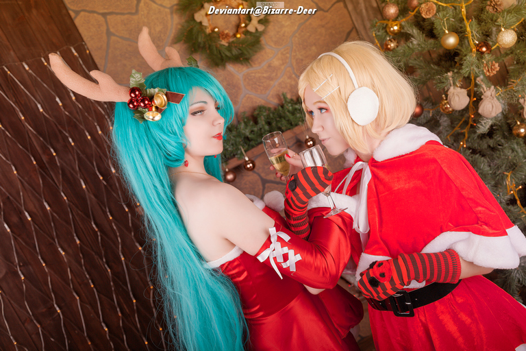 Vocaloid - Hatsune Miku & Kagamine Rin (Christmas) Cosplay full length photo