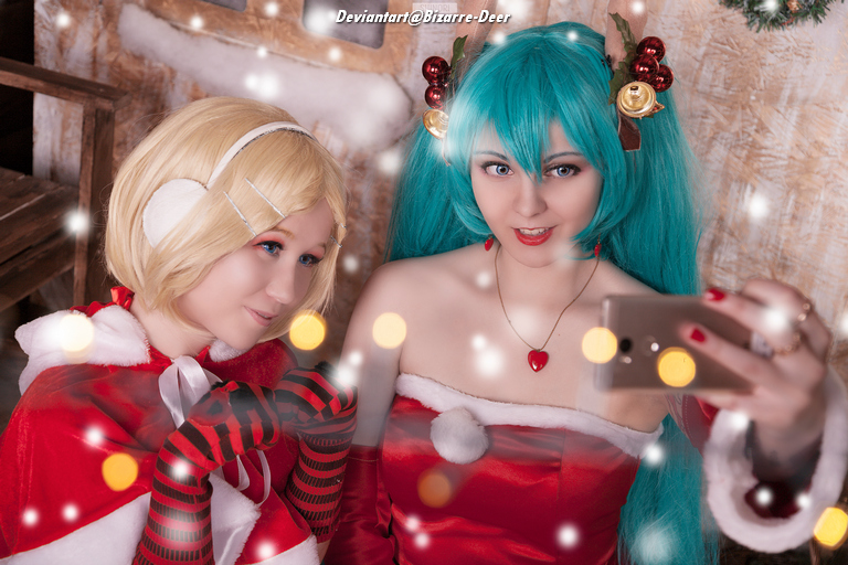 Vocaloid - Hatsune Miku & Kagamine Rin (Christmas) Cosplay full body portrait