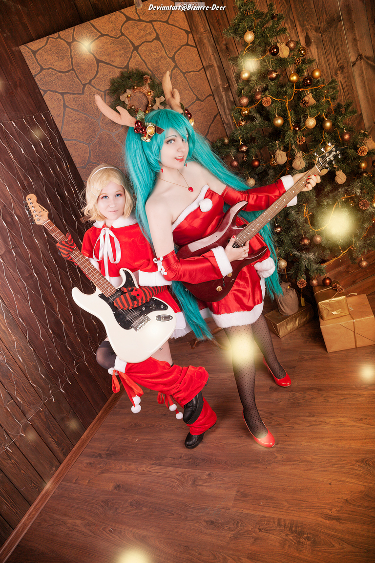 Vocaloid - Hatsune Miku & Kagamine Rin (Christmas) Cosplay costume showcase portrait