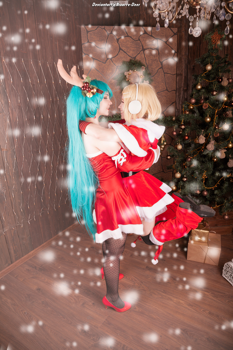 Vocaloid - Hatsune Miku & Kagamine Rin (Christmas) Cosplay full length character portrait