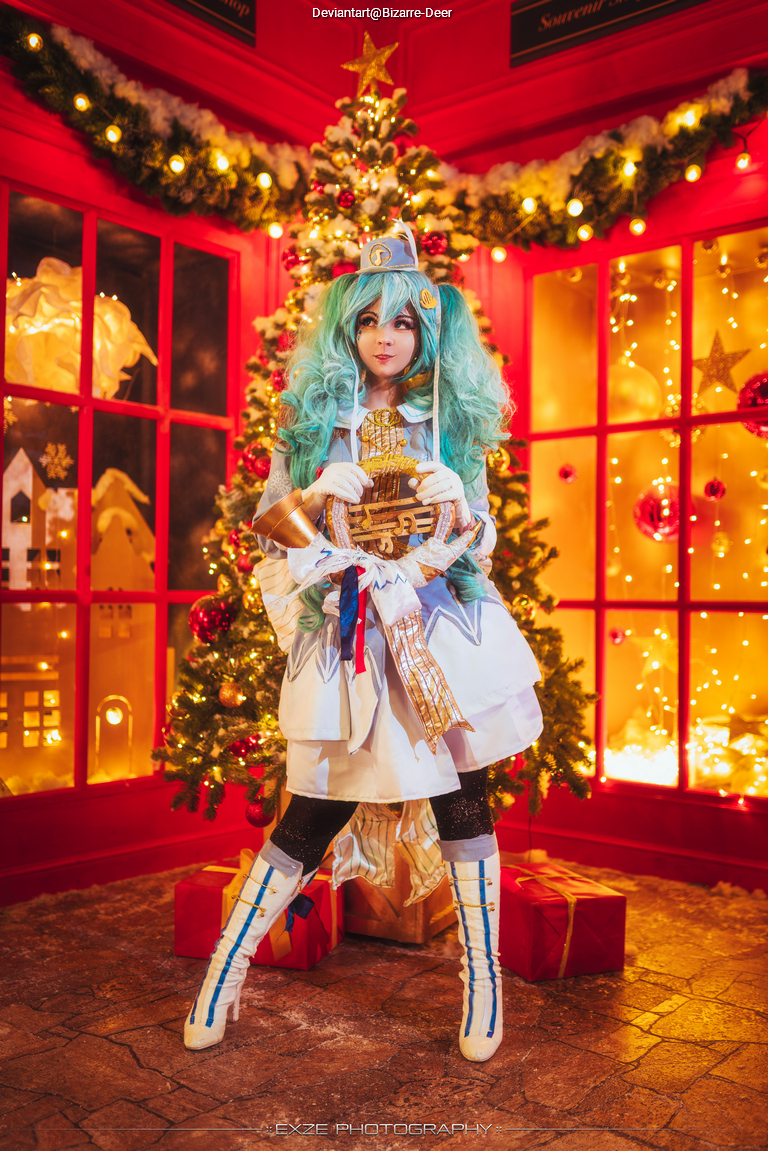 Vocaloid - Hatsune Miku (Snow) Cosplay full length character portrait