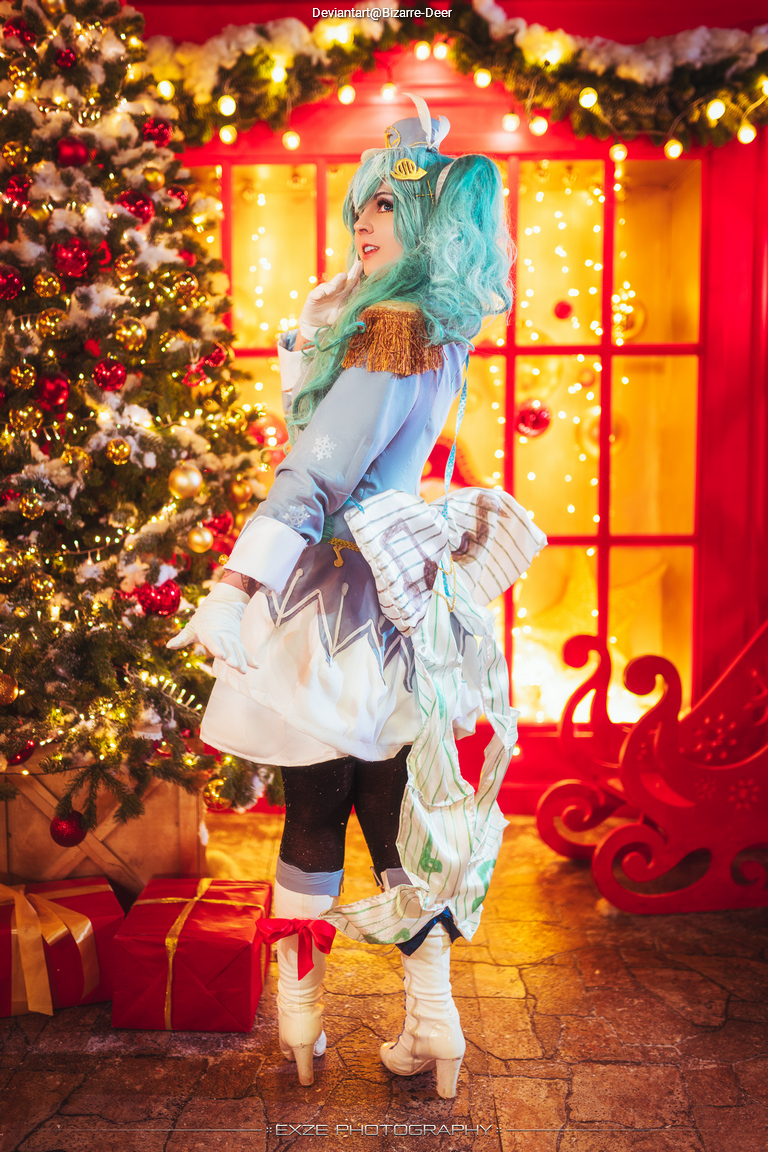 Vocaloid - Hatsune Miku (Snow) Cosplay full body portrait