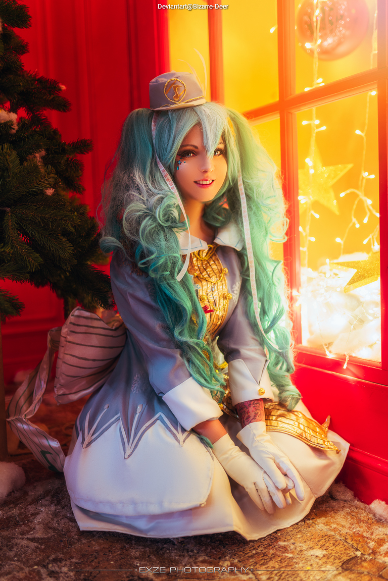 Vocaloid - Hatsune Miku (Snow) Cosplay full body portrait