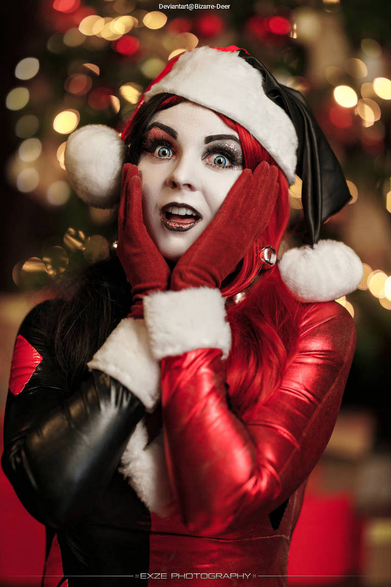 Batman - Harley Quinn (Christmas) Cosplay - authentic view