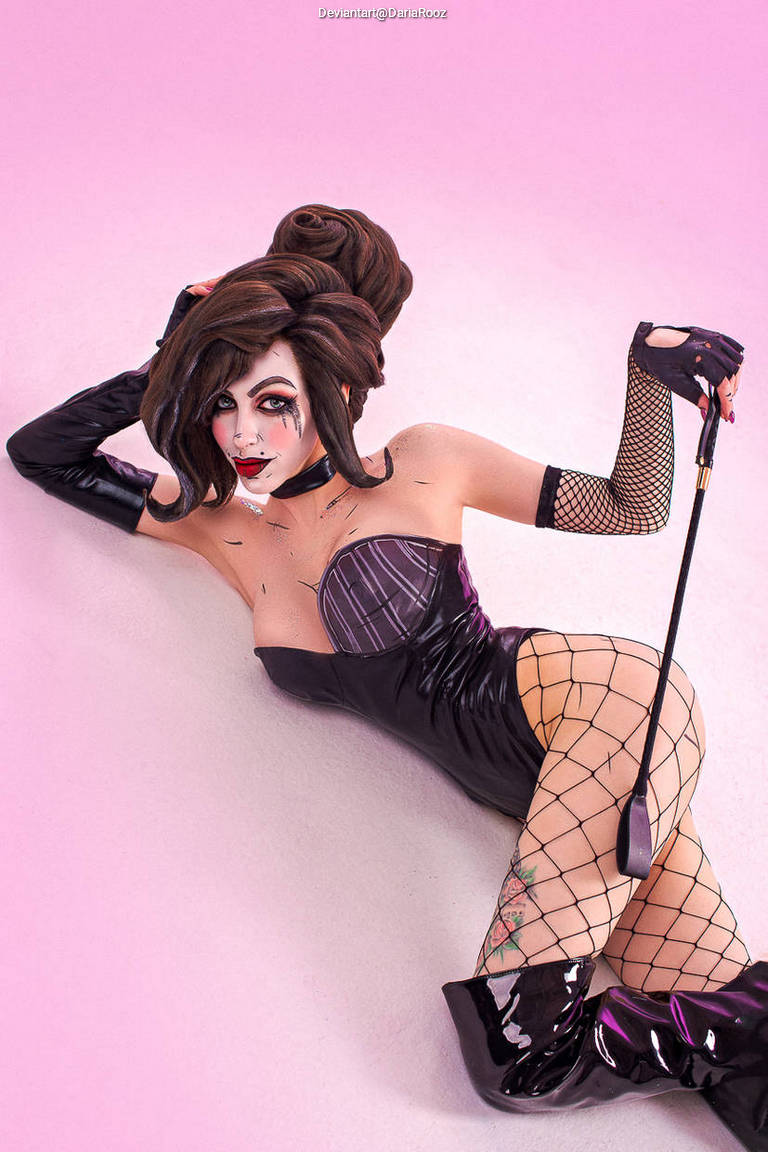 Borderlands 3 - Mad Moxxi (Lingerie) Cosplay costume showcase portrait