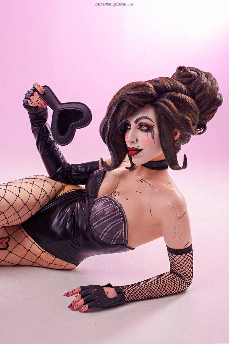 Borderlands 3 - Mad Moxxi (Lingerie) Cosplay full body portrait