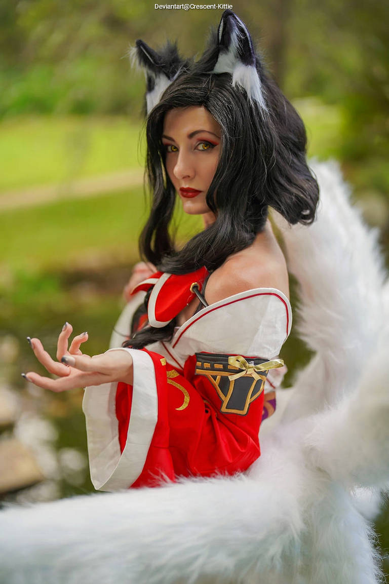League of Legends - Ahri (The Nine-Tailed Fox) Cosplay full body character photo