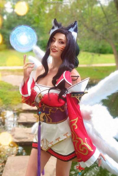 League of Legends - Ahri (The Nine-Tailed Fox) Cosplay
