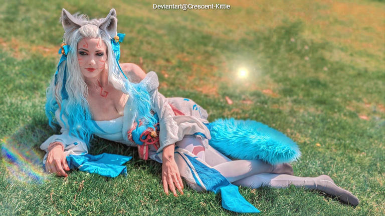 League of Legends - Ahri (The Nine-Tailed Fox) (Spirit Blossom) Cosplay - artistic framing