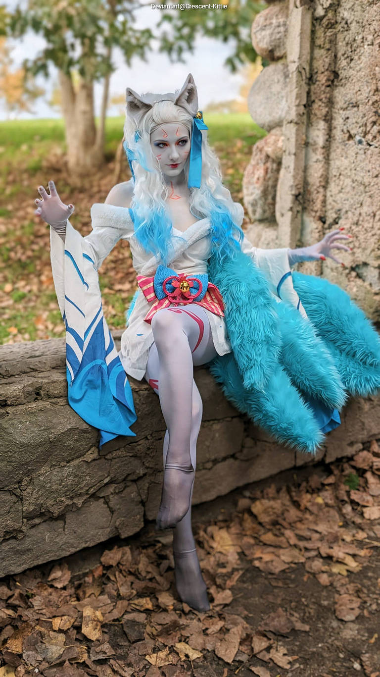 League of Legends - Ahri (The Nine-Tailed Fox) (Spirit Blossom) Cosplay - artistic framing
