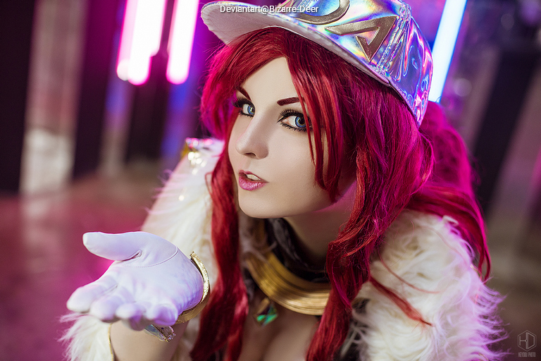League of Legends - Akali (KDA) Cosplay costume showcase portrait