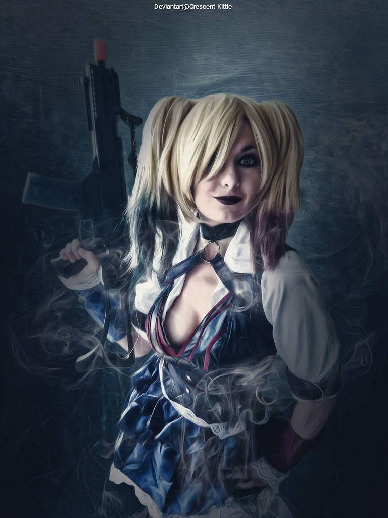 The Suicide Squad - Harley Quinn (Harleen Frances Quinzel) Cosplay full body portrait