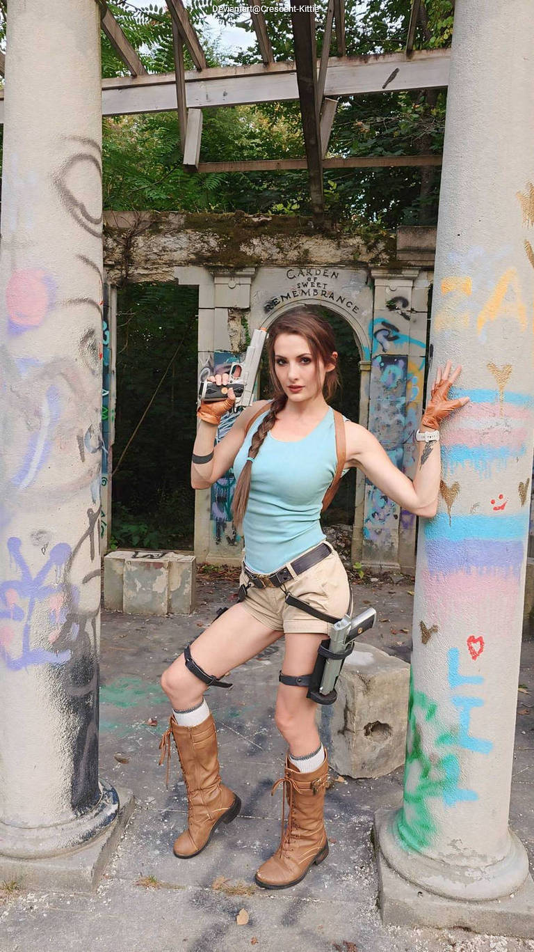 Tomb Raider - Lara Croft (Classic) Cosplay full body portrait