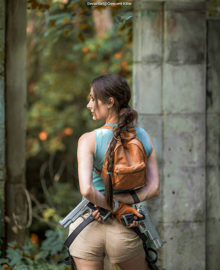 Tomb Raider - Lara Croft (Classic) Cosplay full length photo
