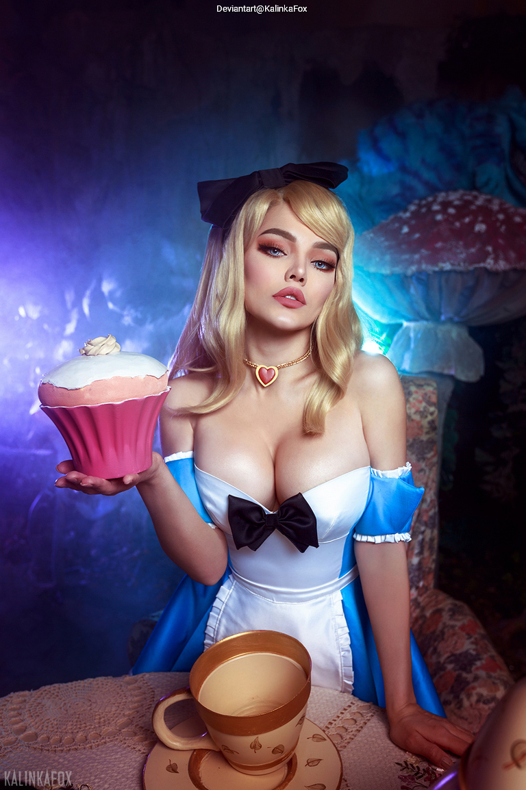 Alice in Wonderland - Alice Kingsleigh Cosplay full length photo