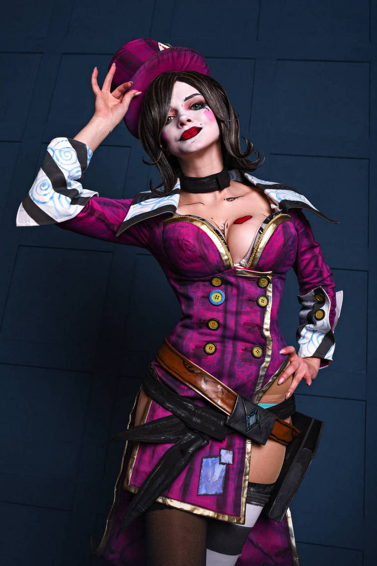 Borderlands 2 - Mad Moxxi Cosplay full length photo