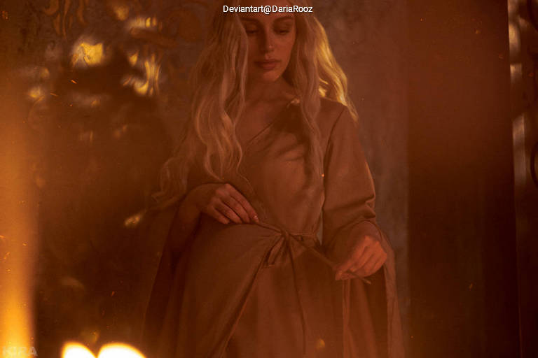 Game of Thrones - Daenerys Targaryen Cosplay full body character photo