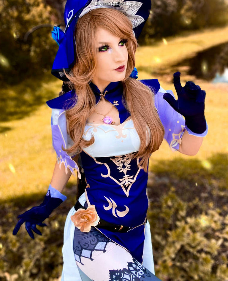 Genshin Impact - Lisa Minci (Purple Rose) Cosplay costume showcase portrait