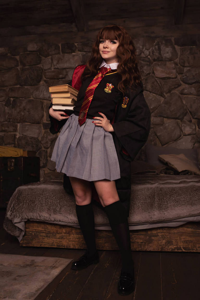 Harry Potter - Hermione Granger Cosplay full body portrait