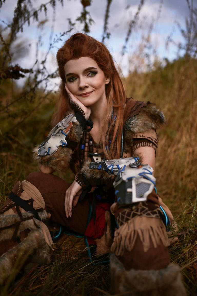 Horizon - Zero Dawn - Aloy (Carja Blazon) Cosplay full length photo