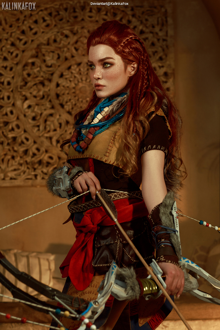 Horizon - Zero Dawn - Aloy (Carja Blazon) Cosplay full length photo