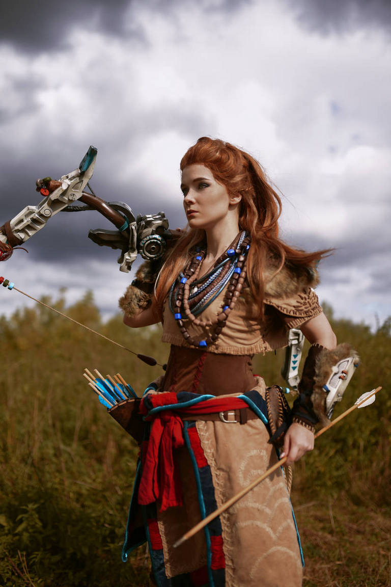 Horizon - Zero Dawn - Aloy (Carja Blazon) Cosplay full body character photo
