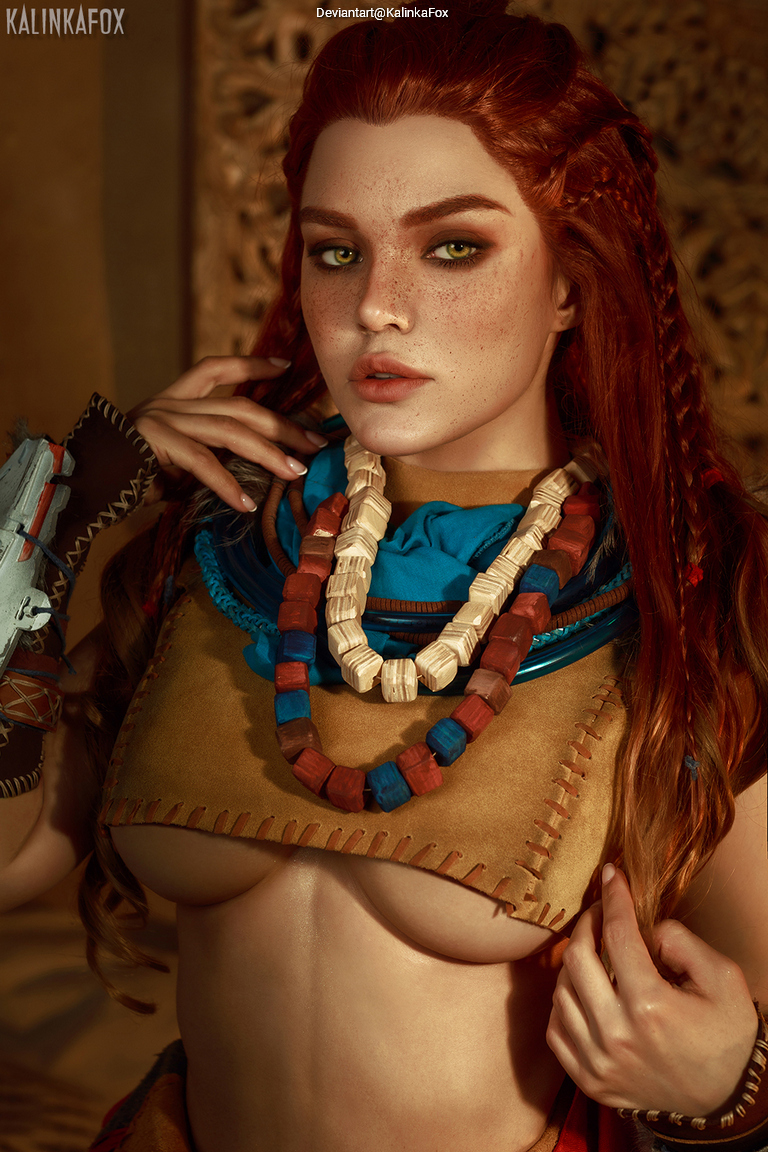 Horizon - Zero Dawn - Aloy (Carja Blazon) Cosplay full body portrait