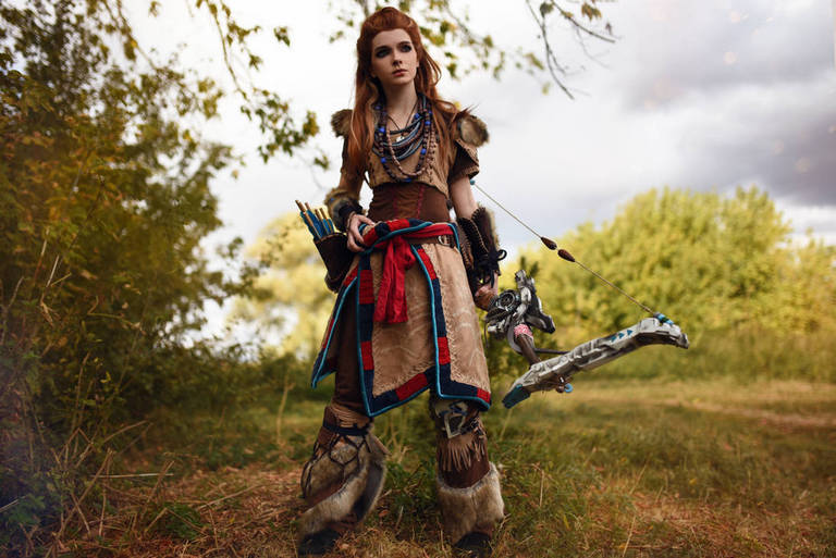 Horizon - Zero Dawn - Aloy (Carja Blazon) Cosplay character costume portrait
