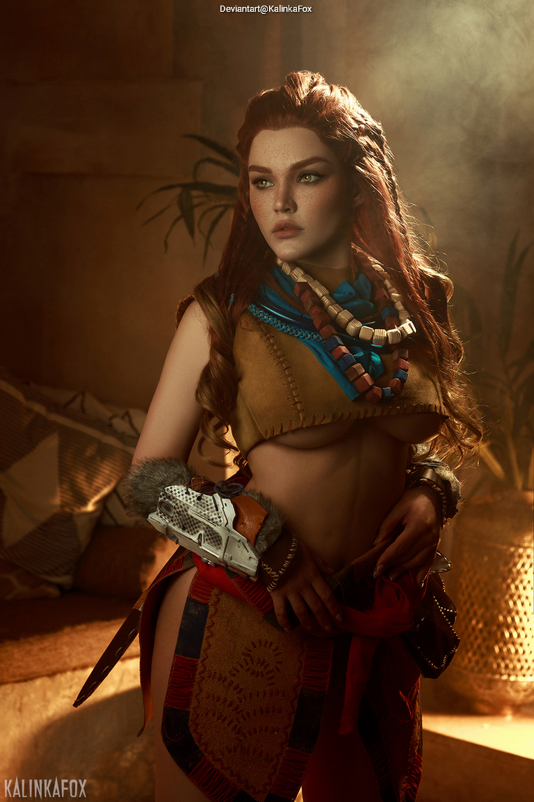 Horizon - Zero Dawn - Aloy (Carja Blazon) Cosplay full body character photo