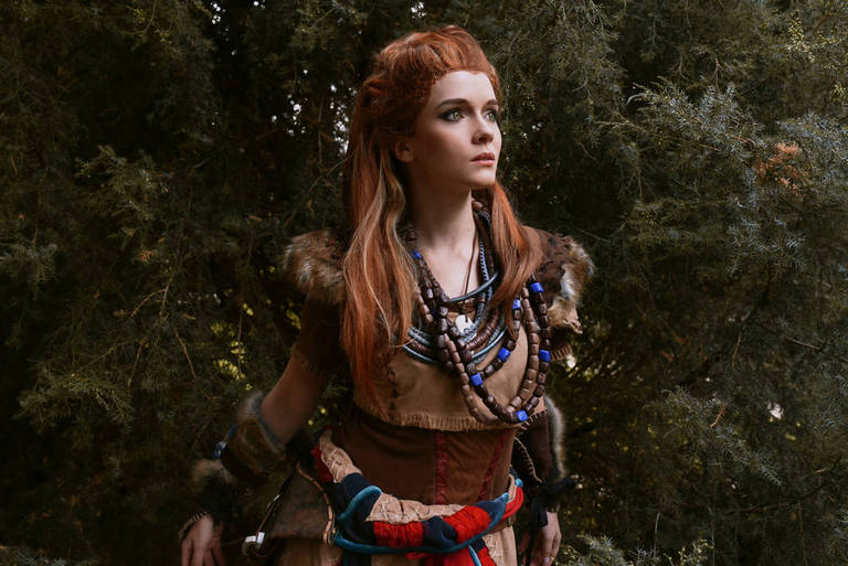 Horizon - Zero Dawn - Aloy (Carja Blazon) Cosplay full body portrait