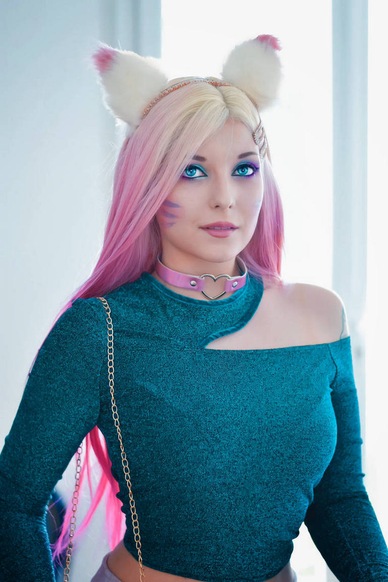League of Legends - Ahri (The Nine-Tailed Fox) Cosplay full body portrait