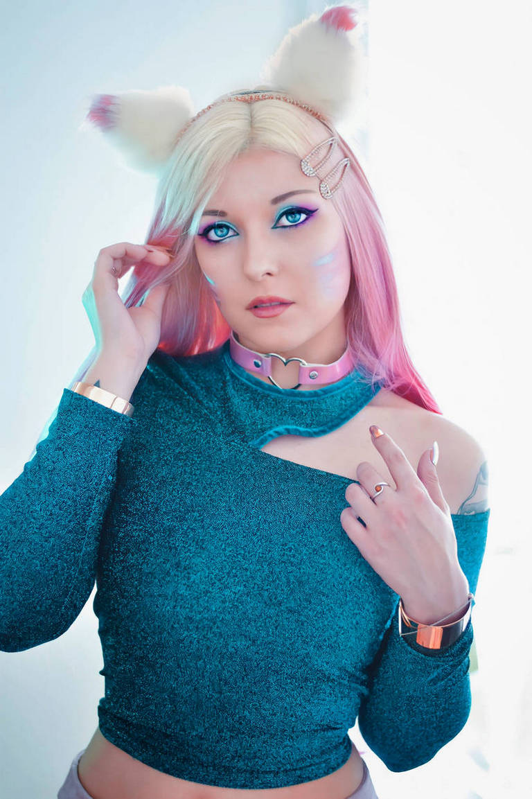 League of Legends - Ahri (The Nine-Tailed Fox) Cosplay full body character photo