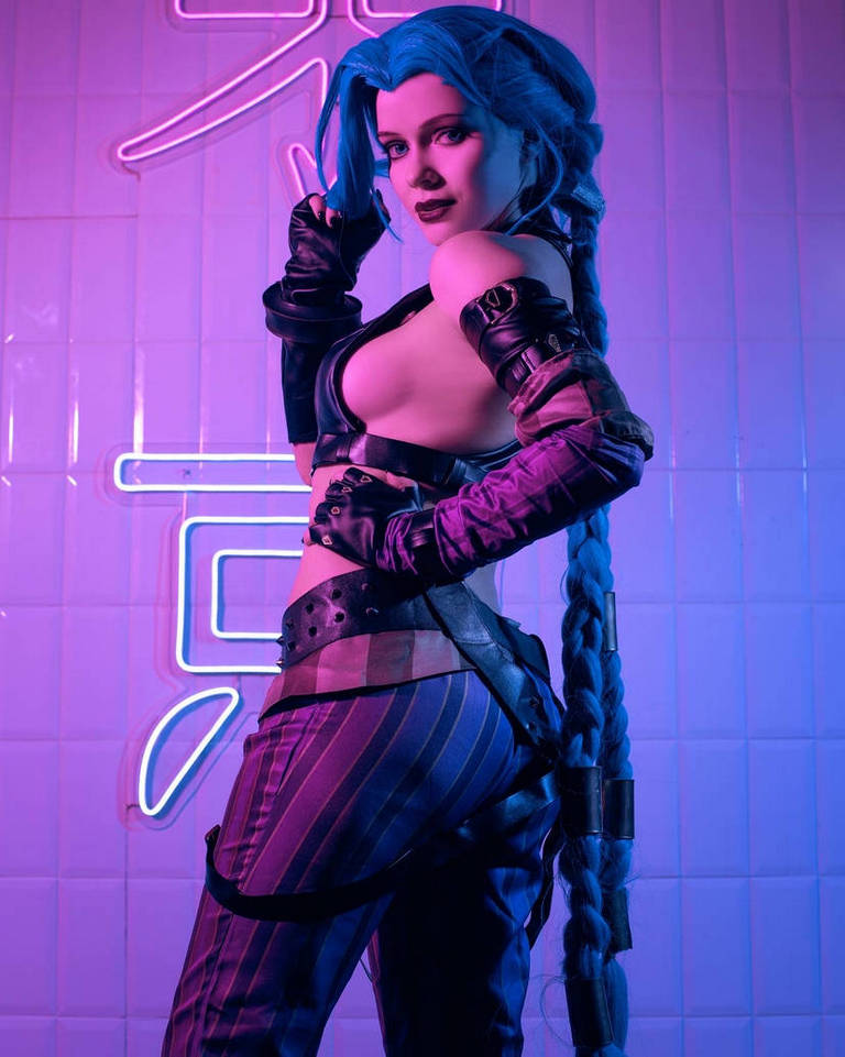 League of Legends - Jinx (The Loose Cannon) Cosplay full body portrait