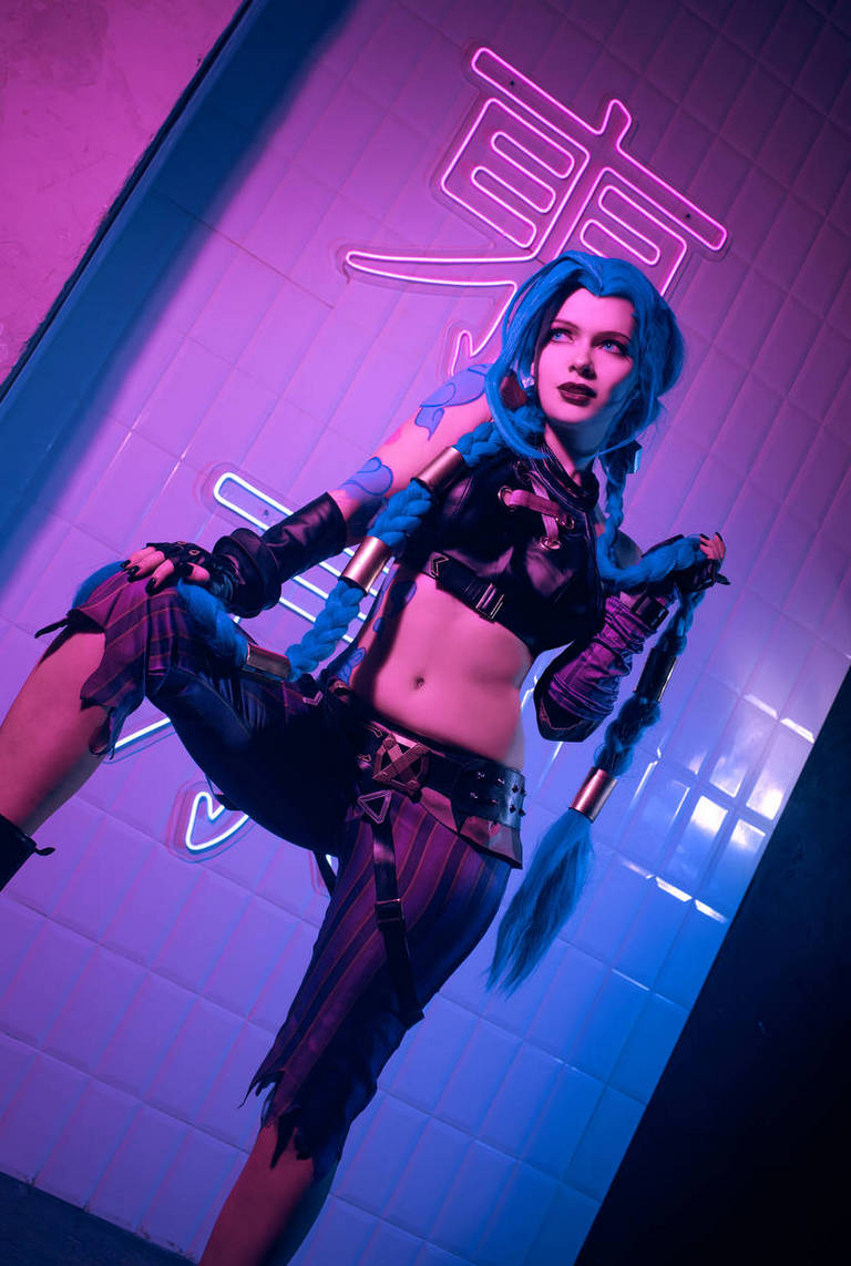 League of Legends - Jinx (The Loose Cannon) Cosplay full length photo