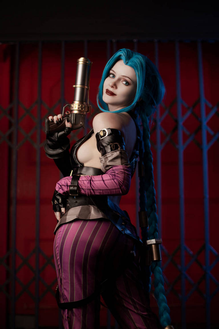 League of Legends - Jinx (The Loose Cannon) Cosplay character portrait photography