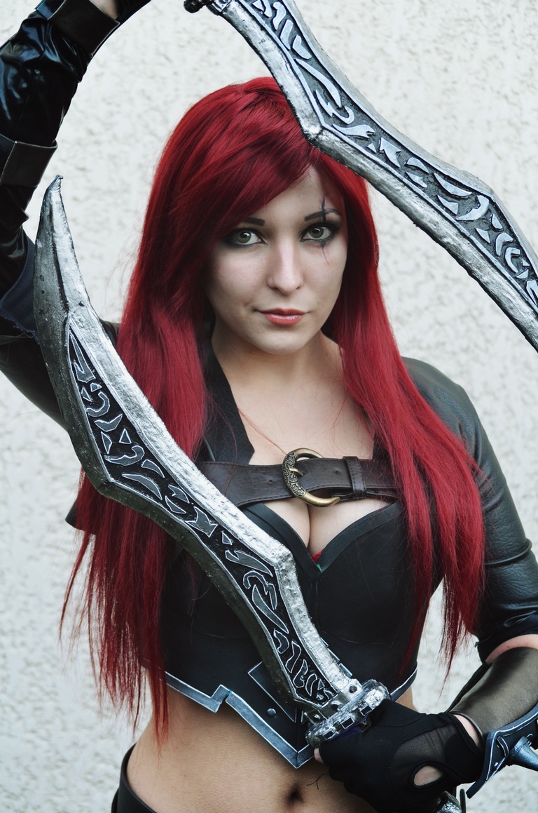 League of Legends - Katarina Du Couteau Cosplay full length photo