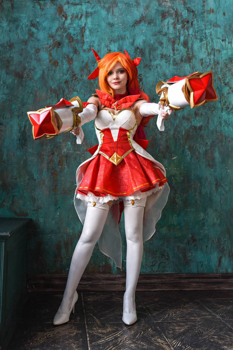 League of Legends - Miss Fortune (Star Guardian) Cosplay full body portrait