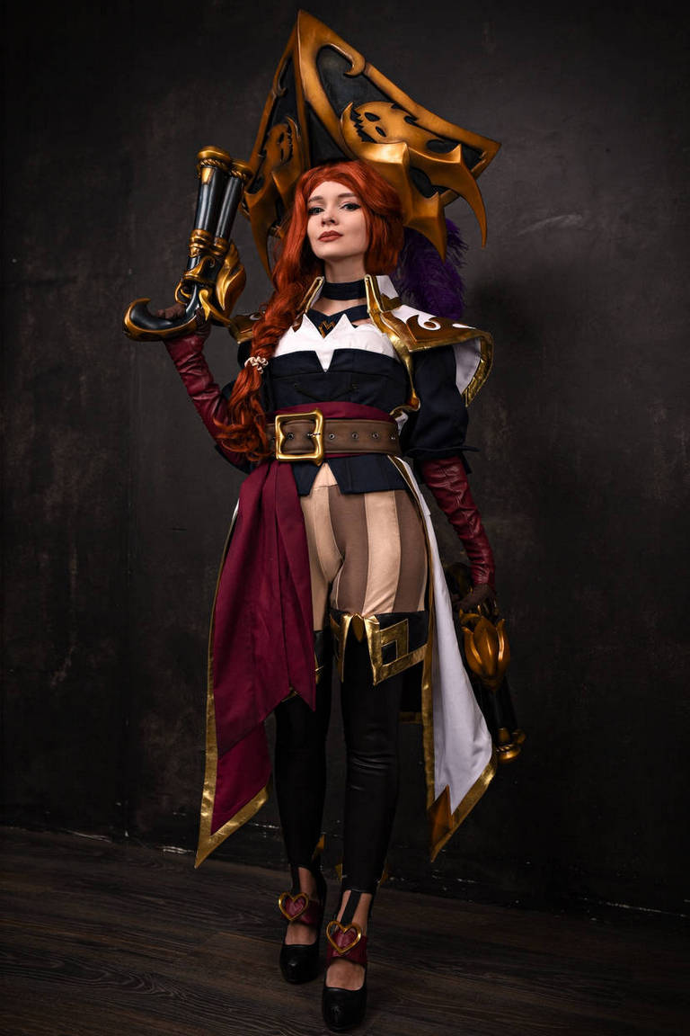 League of Legends - Miss Fortune (Waterloo) Cosplay full length photo