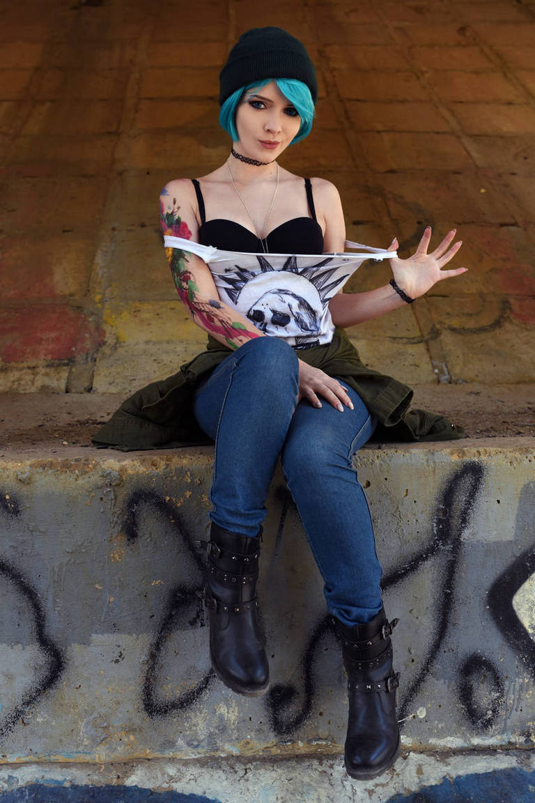Life Is Strange - Before the Storm - Chloe Elizabeth Price (Captain Bluebeard) Cosplay full body portrait