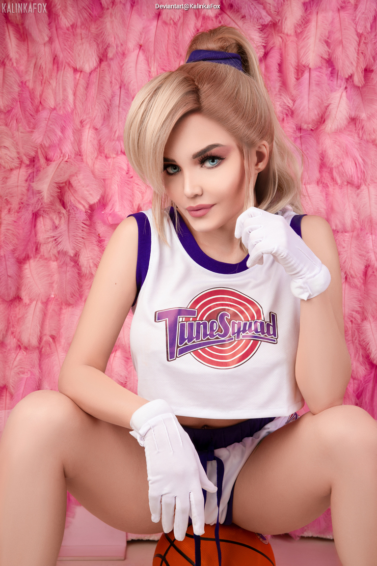 Looney Tunes - Lola Bunny Cosplay full body portrait