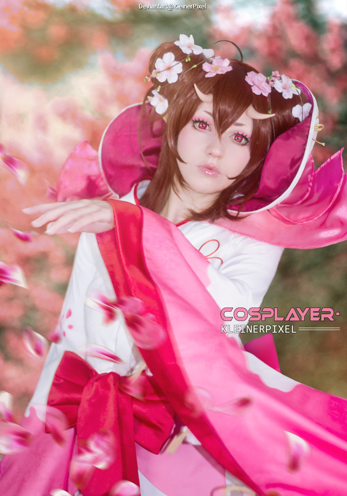 Onmyoji - Momo no Sei Cosplay full body character photo