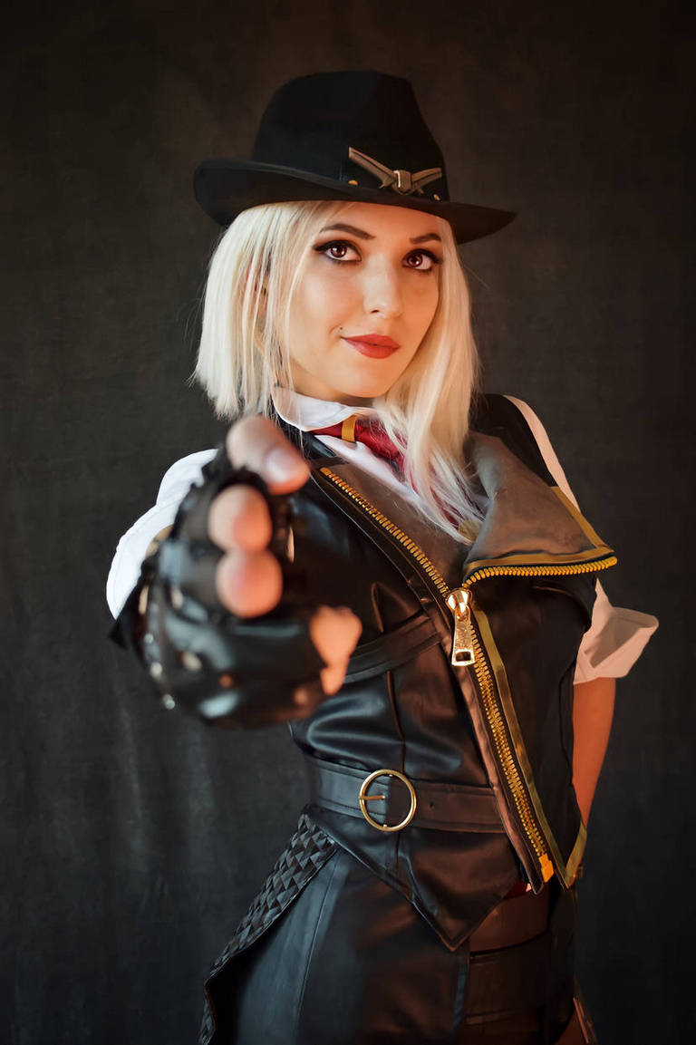 Overwatch - Ashe (Elizabeth Caledonia Calamity Ashe) Cosplay - full body port.
