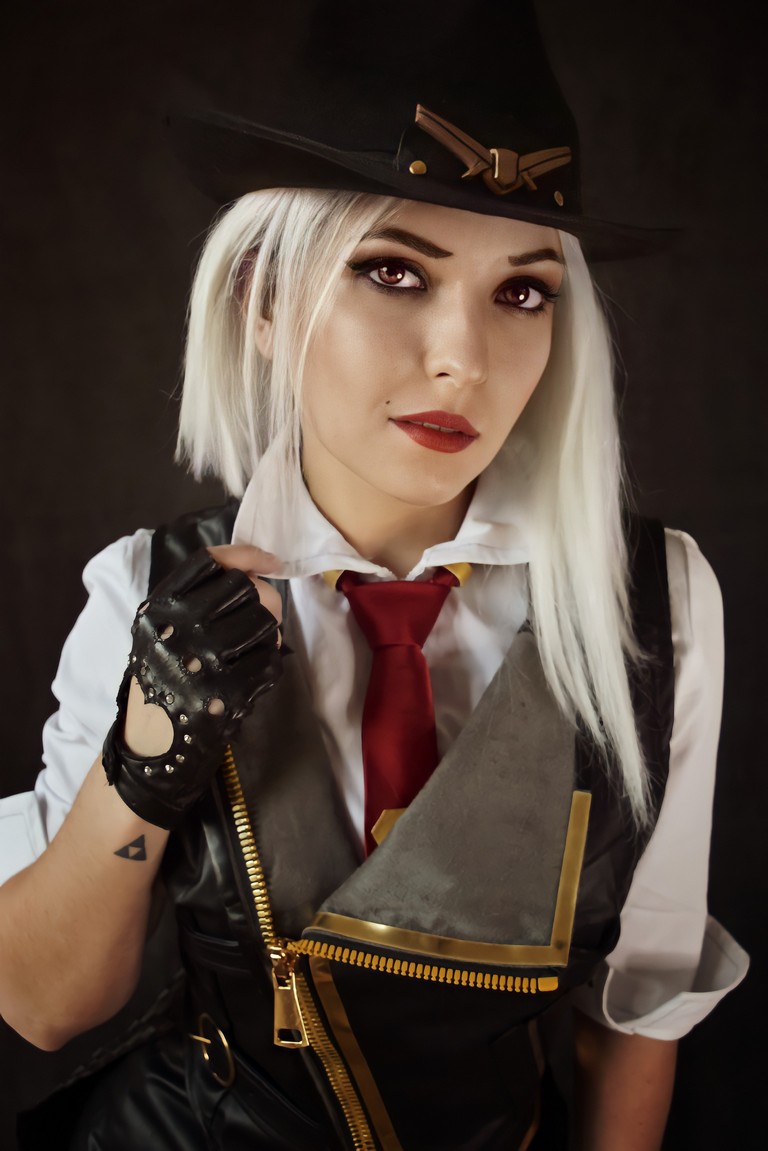 Overwatch - Ashe (Elizabeth Caledonia Calamity Ashe) Cosplay - full length photo