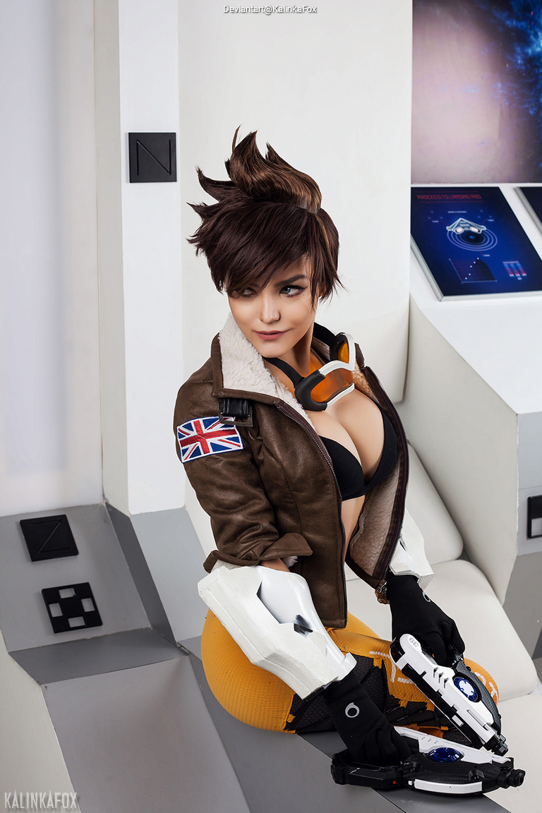 Overwatch - Tracer (Lena Oxton) (Casual) Cosplay full body portrait