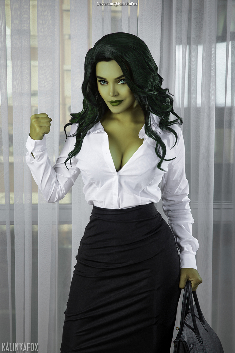 She-Hulk - Attorney at Law - Jennifer Walters Cosplay full length photo