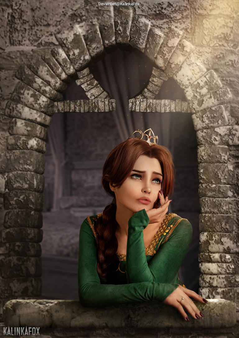 Shrek - Fiona (The Princess) Cosplay - full body character photo