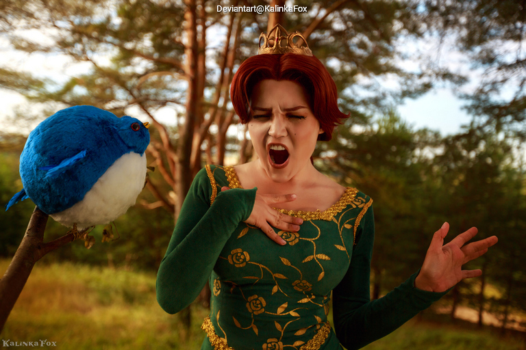 Shrek - Fiona (The Princess) Cosplay - full body portrait